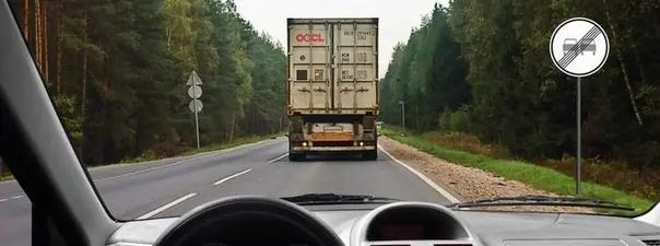 Иллюстрация к вопросу: При движении по двухполосной дороге за грузовым автомобилем у Вас появилась возможность совершить…