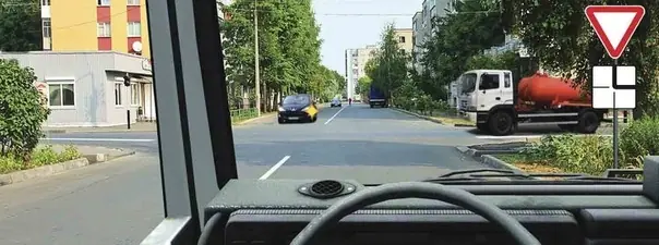 Иллюстрация к вопросу: Вы обязаны уступить дорогу при движении прямо: