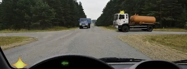 Иллюстрация к вопросу: Вы намерены повернуть налево. Ваши действия?