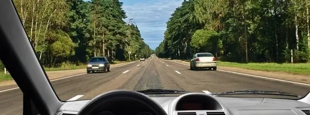 Иллюстрация к вопросу: Можно ли Вам продолжить движение по средней полосе после опережения автомобиля, движущегося по…