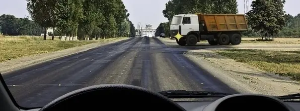 Иллюстрация к вопросу: Как Вам следует поступить при движении в прямом направлении?