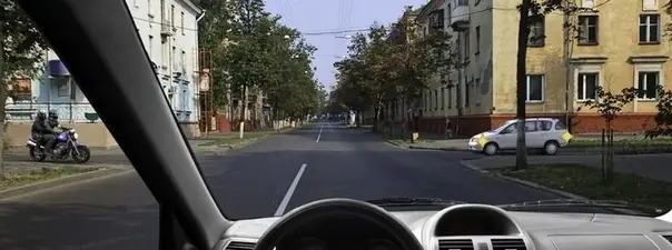 Иллюстрация к вопросу: Вы намерены продолжить движение в прямом направлении. Ваши действия?