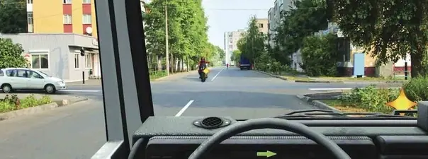 Иллюстрация к вопросу: Как Вам следует поступить при повороте направо?