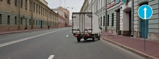 Иллюстрация к вопросу: Какую ошибку совершает водитель, въезжающий во двор?
