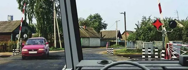 Иллюстрация к вопросу: Разрешен ли Вам въезд на железнодорожный переезд в данной ситуации?