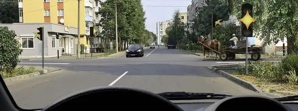 Иллюстрация к вопросу: Вы намерены продолжить движение прямо при желтом мигающем сигнале светофора. Ваши действия?