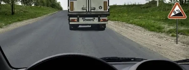 Иллюстрация к вопросу: Разрешается ли Вам обогнать грузовой автомобиль в конце подъема?