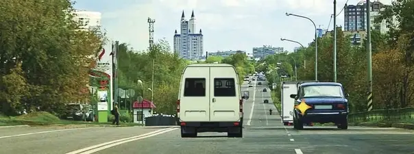 Иллюстрация к вопросу: Обязан ли водитель маломестного автобуса уступить дорогу легковому автомобилю?