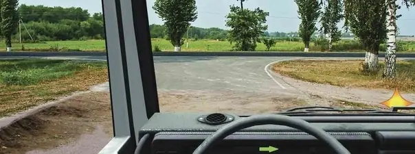 Иллюстрация к вопросу: Выезжая с грунтовой дороги на перекресток, Вы попадаете: