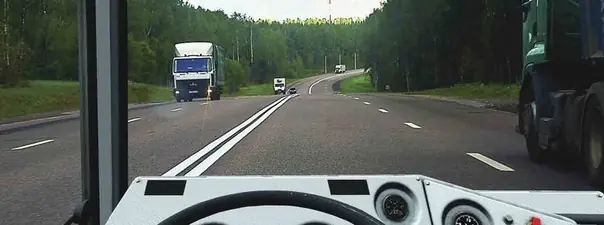 Иллюстрация к вопросу: Можно ли Вам после опережения грузового автомобиля продолжить движение по левой полосе вне…