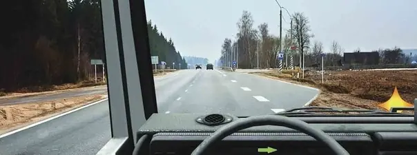 Иллюстрация к вопросу: Вам необходимо повернуть на примыкающую справа дорогу. Ваши действия?