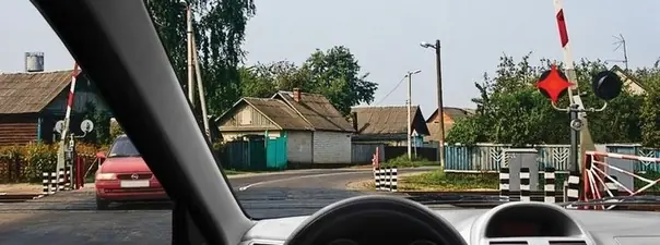 Иллюстрация к вопросу: Разрешён ли Вам въезд на железнодорожный переезд в данной ситуации?