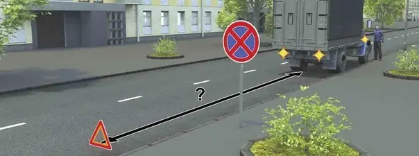 Иллюстрация к вопросу: На каком расстоянии от транспортного средства должен быть выставлен знак аварийной остановки в…
