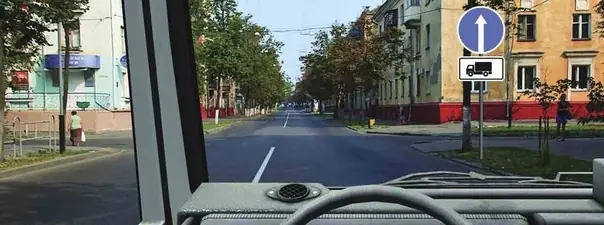 Иллюстрация к вопросу: В каких направлениях Вам можно продолжить движение на грузовом автомобиле с разрешенной…