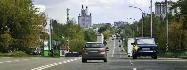 Иллюстрация к вопросу: Обязан ли водитель автомобиля, который движется по левой полосе, уступить дорогу в данной ситуации?