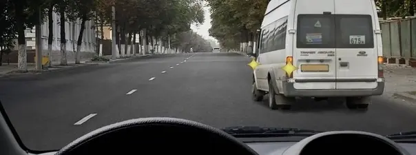 Иллюстрация к вопросу: Обязаны ли Вы уступить дорогу маршрутному транспортному средству, отъезжающему от тротуара, где…