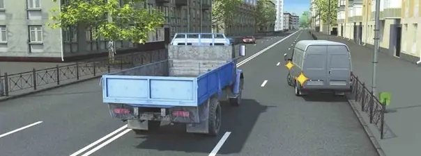 Иллюстрация к вопросу: Можно ли водителю автомобиля в данной ситуации начать движение от тротуара?