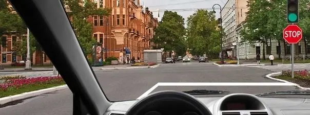 Иллюстрация к вопросу: При движении прямо Вы: