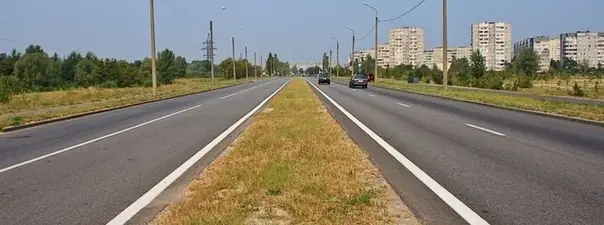 Иллюстрация к вопросу: Сколько полос для движения имеет данная дорога?
