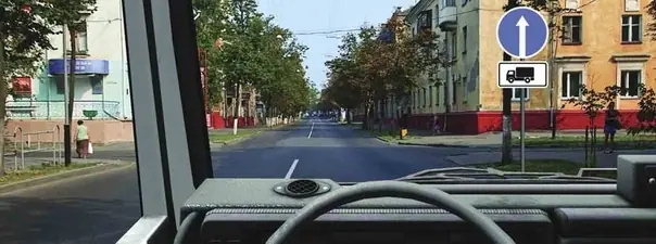 Иллюстрация к вопросу: Вам разрешено продолжить движение на грузовом автомобиле, имеющем разрешенную максимальную массу…