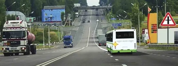 Иллюстрация к вопросу: Можно ли водителю автобуса выполнить опережение грузовых автомобилей вне населенного пункта по…