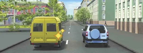 Иллюстрация к вопросу: Водитель маломестного автобуса, выполняющий перестроение на правую полосу, в данной ситуации: