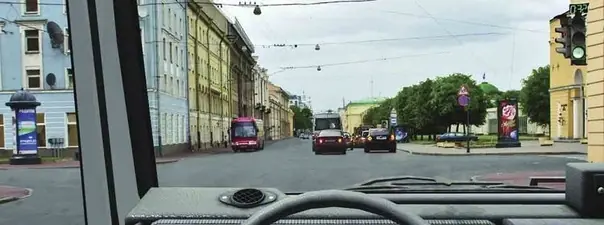 Иллюстрация к вопросу: Разрешено ли Вам выехать на перекресток, за которым образовался затор: