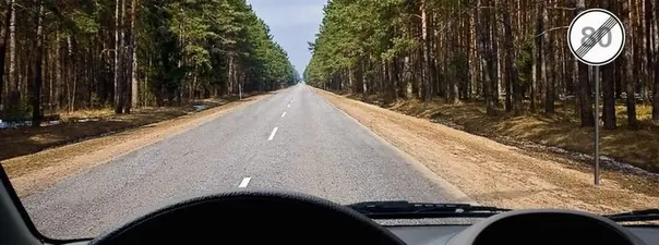 Иллюстрация к вопросу: С какой максимальной скоростью Вы имеете право продолжить движение вне населенных пунктов на…