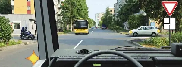 Иллюстрация к вопросу: Кому Вы обязаны уступить дорогу?