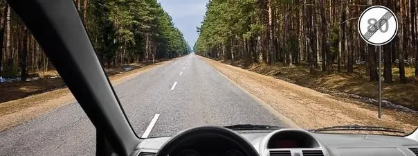 Иллюстрация к вопросу: С какой максимальной скоростью Вы имеете право продолжить движение вне населенных пунктов на…