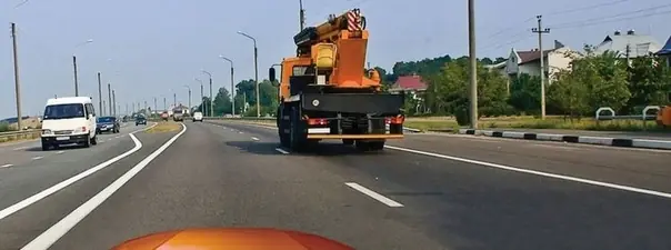 Иллюстрация к вопросу: По какой полосе Вам можно продолжить движение в населённом пункте после опережения грузового…