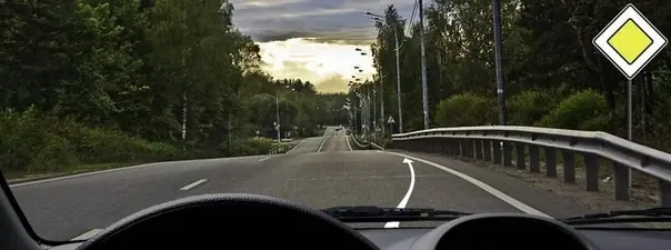 Иллюстрация к вопросу: Разрешено ли Вам поставить автомобиль на стоянку в этом месте при наличии узкой обочины?