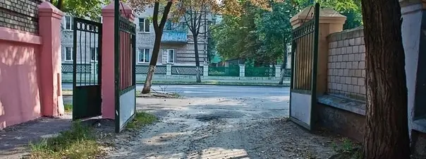 Иллюстрация к вопросу: Выезд из двора или с другой прилегающей территории: