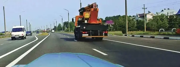 Иллюстрация к вопросу: По какой полосе Вам можно продолжить движение в населенном пункте после опережения грузового…
