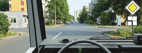 Иллюстрация к вопросу: Вы намерены продолжить движение по главной дороге. Обязаны ли Вы включить указатели левого поворота?