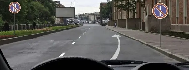 Иллюстрация к вопросу: Разрешено ли Вам ставить автомобиль на стоянку в этом месте по нечетным числам месяца?