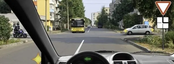 Иллюстрация к вопросу: Кому Вы обязаны уступить дорогу при повороте налево?