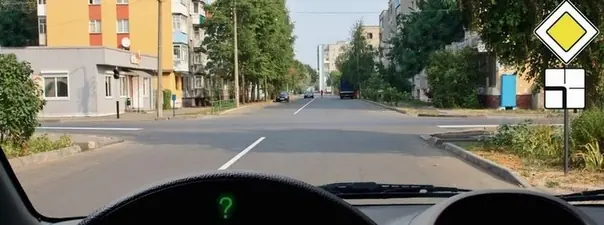 Иллюстрация к вопросу: Вы намерены продолжить движение по главной дороге. Обязаны ли Вы включить указатели левого поворота?