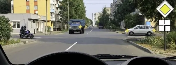 Иллюстрация к вопросу: Кому Вы должны уступить дорогу при движении прямо?