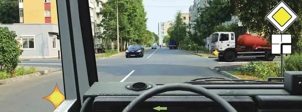 Иллюстрация к вопросу: Вы намерены развернуться. Кому Вам необходимо уступить дорогу?