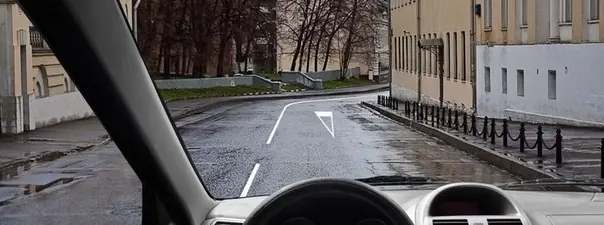 Иллюстрация к вопросу: Разметка в виде треугольника на полосе движения: