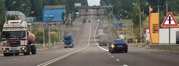 Иллюстрация к вопросу: Можно ли водителю легкового автомобиля выполнить опережение грузовых автомобилей вне населенного…