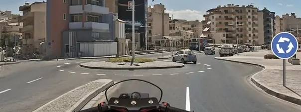 Иллюстрация к вопросу: Обязаны ли Вы включить указатели правого поворота перед въездом на этот перекрёсток?