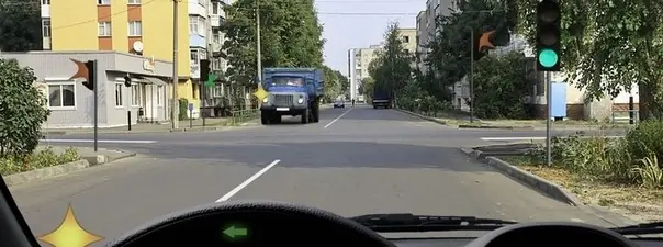 Иллюстрация к вопросу: В каком случае Вы обязаны уступить дорогу грузовому автомобилю?