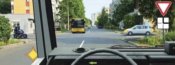 Иллюстрация к вопросу: Кому Вы обязаны уступить дорогу при повороте налево?