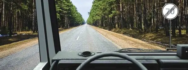 Иллюстрация к вопросу: С какой максимальной скоростью Вы имеете право продолжить движение вне населенных пунктов на…