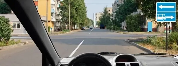 Иллюстрация к вопросу: В каких направлениях Вам можно продолжить движение на перекрёстке?