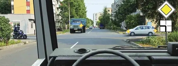 Иллюстрация к вопросу: Вы намерены продолжить движение прямо. Кому Вы обязаны уступить дорогу?