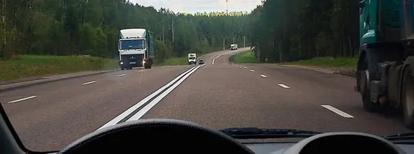 Иллюстрация к вопросу: Можно ли Вам после опережения грузового автомобиля продолжить движение по левой полосе вне…