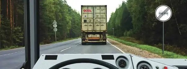 Иллюстрация к вопросу: При движении по двухполосной дороге за грузовым автомобилем у Вас появилась возможность совершить…